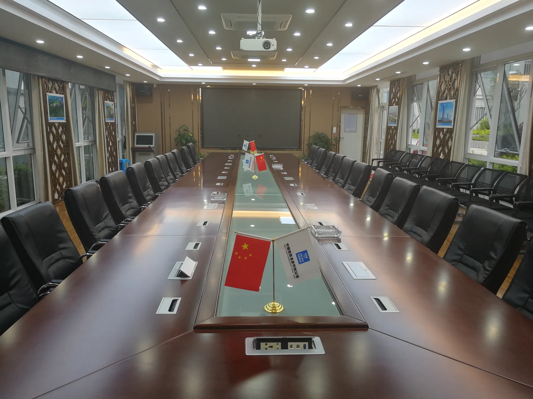 玻璃幕墙打包箱办公楼会议室实拍